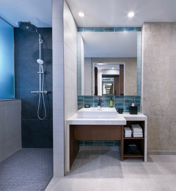 The accessible bathroom in the Queen Queen room