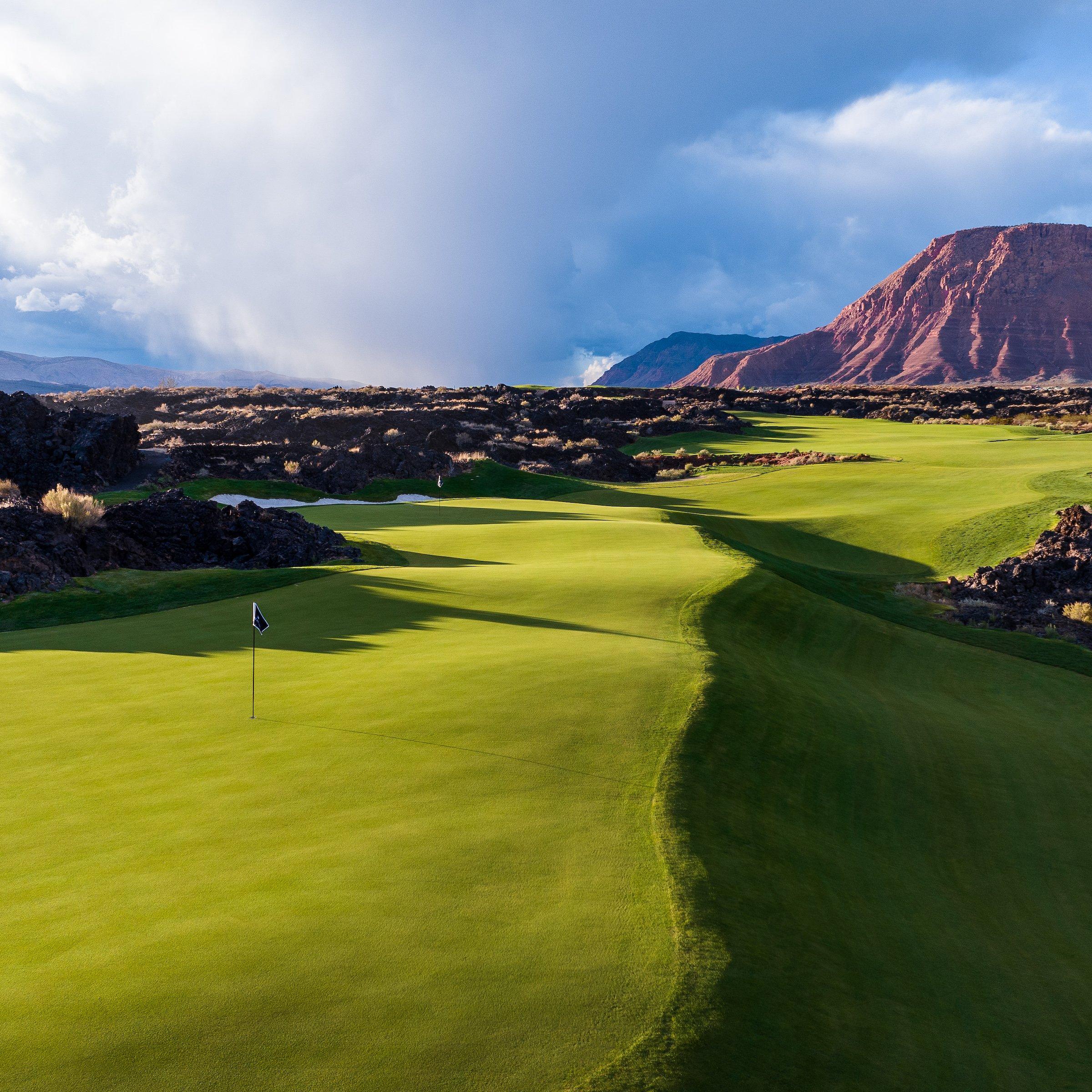 A beautiful putting green with mountains in the backdrop at Black Desert Resort